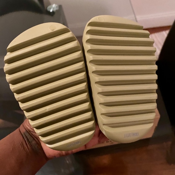 *SOLD* Yeezy Infant slide in “Resin” - Picture 4 of 5